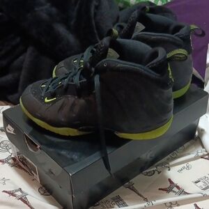 Nike Kids Black and Lime Green Sneakers